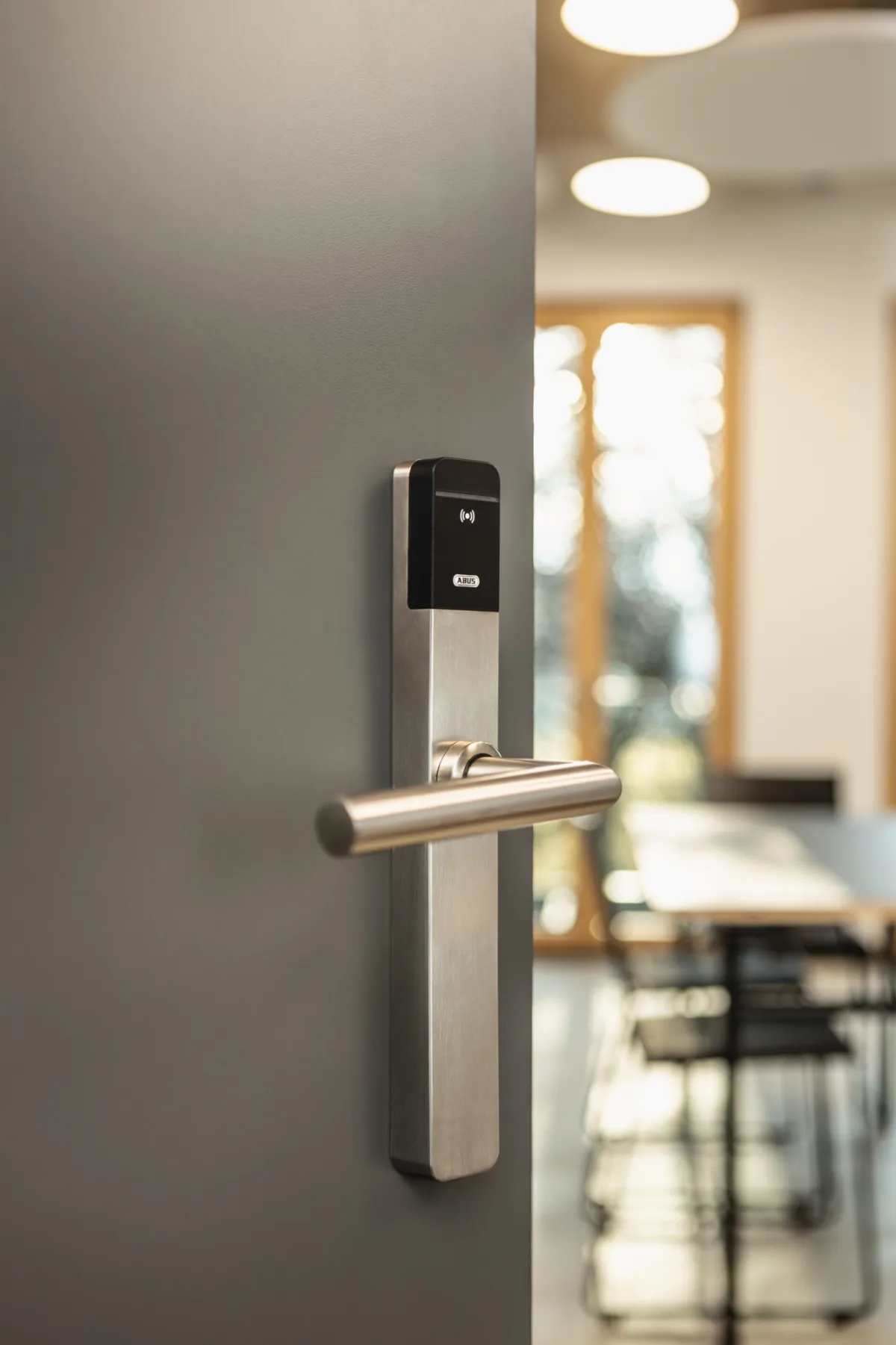 TECTIQ elektronisk beslag monteret på dør